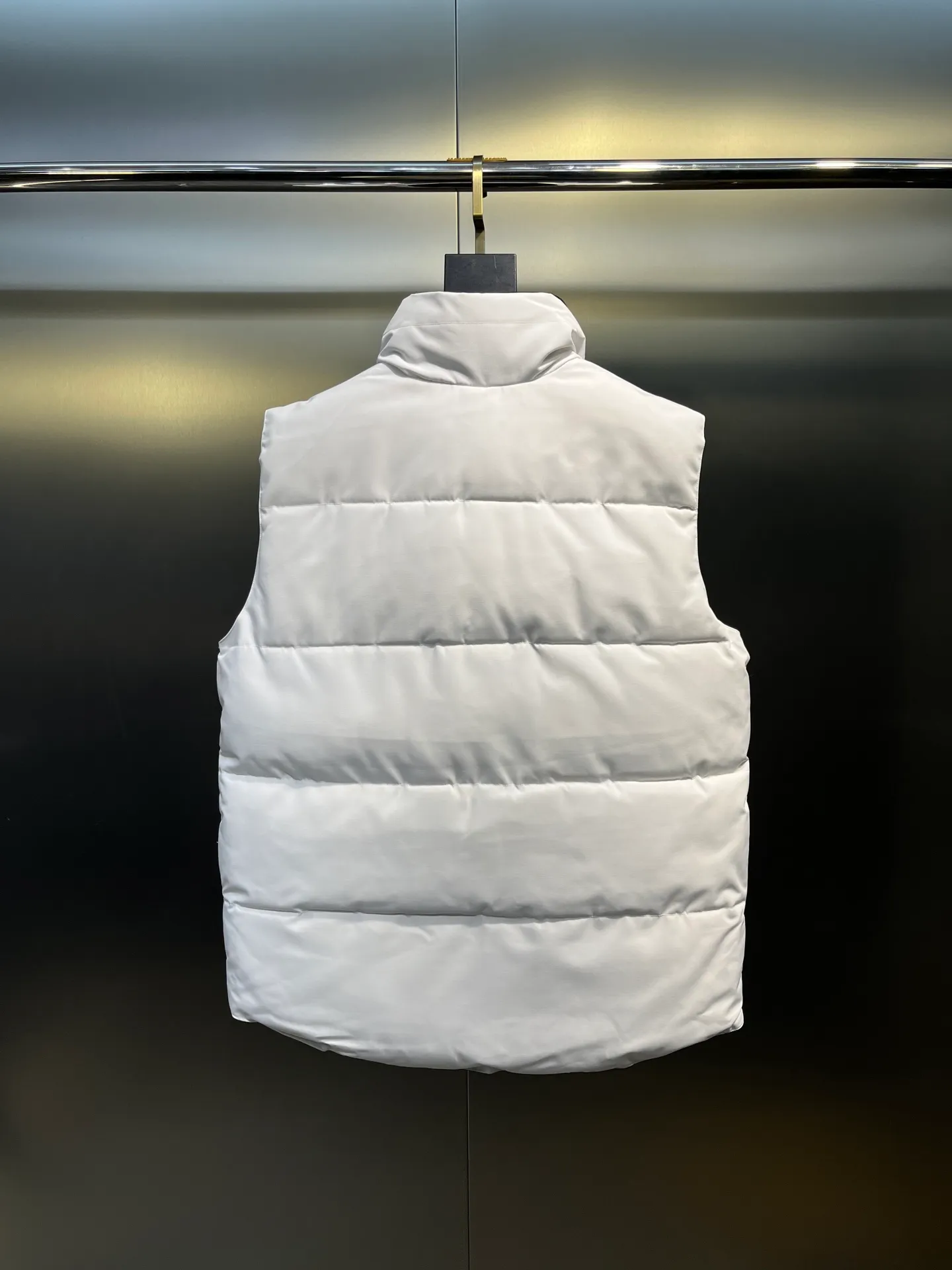 P380 🇨🇦Canada Goose""🇨🇦🌟 (pure white, non-returnable) Garson down vest has always been recognized as the warmest down jacket. Various Instagram celebrities, Internet celebrities, and celebrities often wear it for street photos. I make Canada Goose every year, but I still can't get rid of my love for it. No matter how cold the days are, there is no need to be afraid, because there is! Filled with 90% white duck down, it is the legendary warmest down jacket and is known as a must-have for Arctic outdoor sports! The most popular down jacket in the world, celebrities are rushing to buy it, it is a must-have!  Size: XS to 2XL